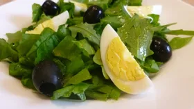 Яичный салат с щавелем и рукколой