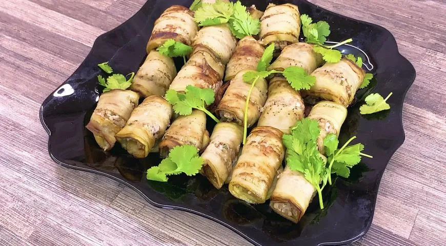 Рулетики из баклажанов с орехами и чесноком