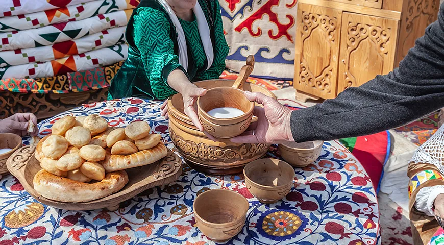 Отлично сочетается кумыс с пшеничными и ячменными лепешками