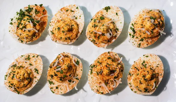 Яйца, фаршированные сыром и чесноком