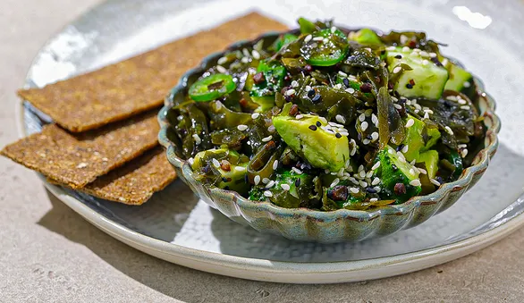 Салат из морской капусты с огурцом и авокадо