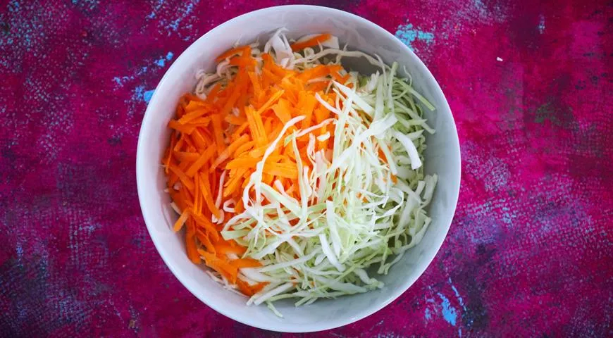 Морковь натрите и смейте ее с капустой