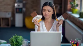 Стало известно, почему нельзя заедать стресс шоколадом — дело вовсе не в весе