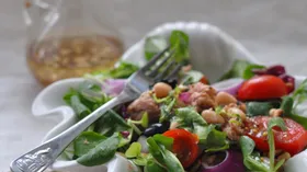 Салат с томатами, тунцом и фасолью под французской заправкой
