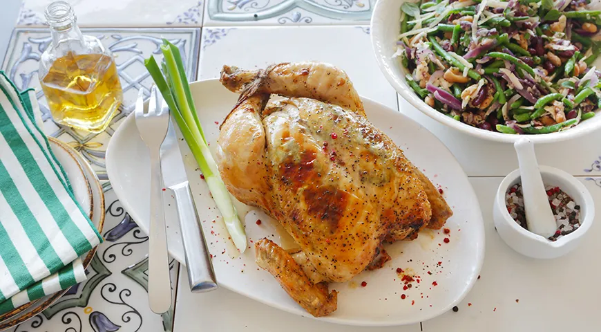 Запеченный цыпленок с маслом и зеленым луком