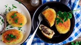 Картофельные зразы с курицей, грибами и сыром