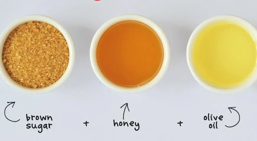 Для заправки мед сначала смешайте с жидкостями и пастами, а потом уже с маслом.