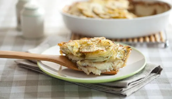 Молодая картошка с рыбой и укропом