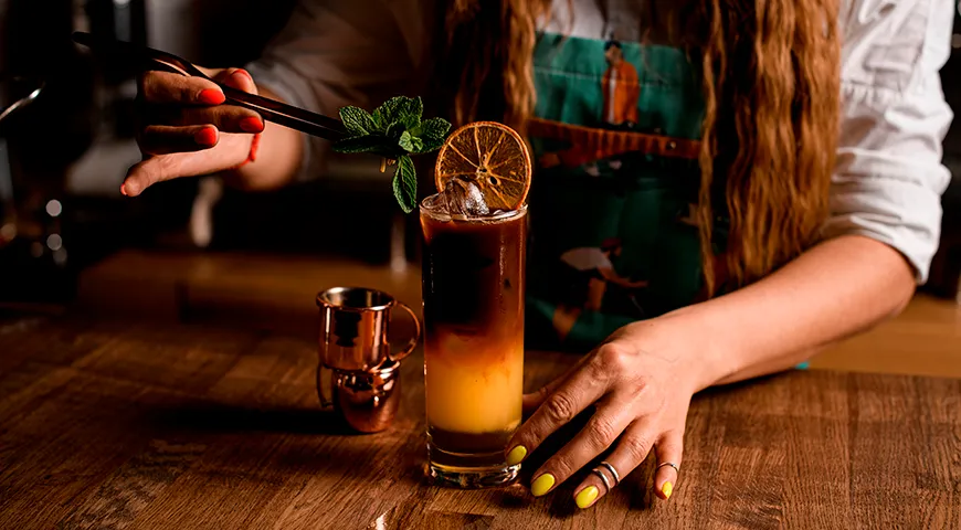 Идеальный кофе-бамбл отличается четкими контрастными слоями, прозрачным льдом и чистым стеклом без подтеков