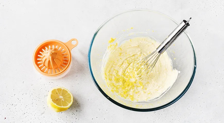 Салат из зеленого лука с яйцом, огурцом и сметаной