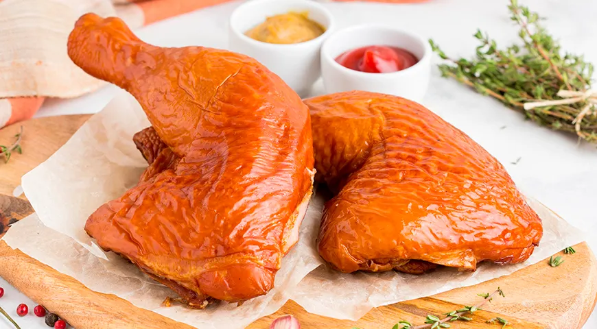 Куриные копченые окорочка за счет жира и соединительных тканей получаются сочнее и ароматнее