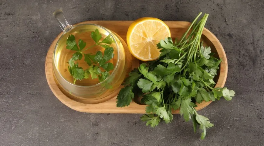 Чтобы повысить концентрацию витамина С в чае из петрушки, можно добавить в него лимон