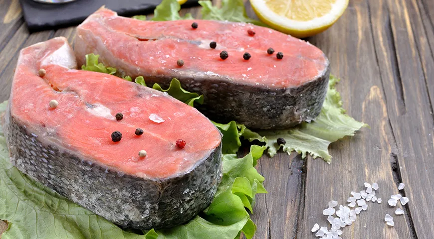 Выбирая стейки нерки, отдайте предпочтение тем, что имеют влажный плотный срез