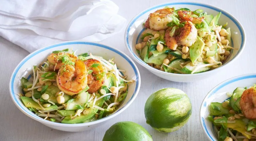Большой салат с креветками, огурцами, авокадо и проростками