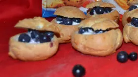 Заварные шарики с голубикой