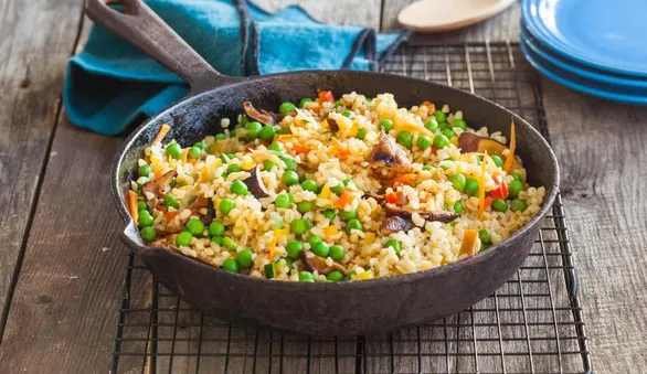 Булгур с овощами и грибами шиитаке на сковороде