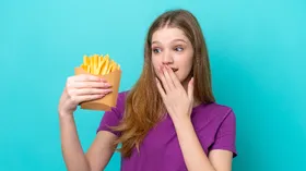 Названы 2 главных для подростков продукта — они «обезвредят» фастфуд