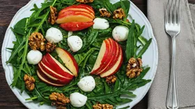 Салат из шпината, руколы, грецких орехов, моцаррелы и яблок