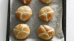 Коричные булочки с крестом