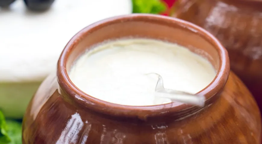 Тан делают из мацони (мацуни) — густого кисломолочного продукта, консистенцией напоминающего сметану