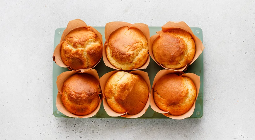 Капкейки с начинкой внутри, украшенные кремом