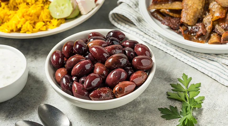 Свежие оливки Каламата имеют насыщенный, слегка винный, фруктовый аромат с легкой солоноватостью и кислинкой