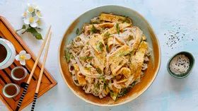 Салат из кальмаров с корейской морковкой и тайская лапша, быстро и бюджетно