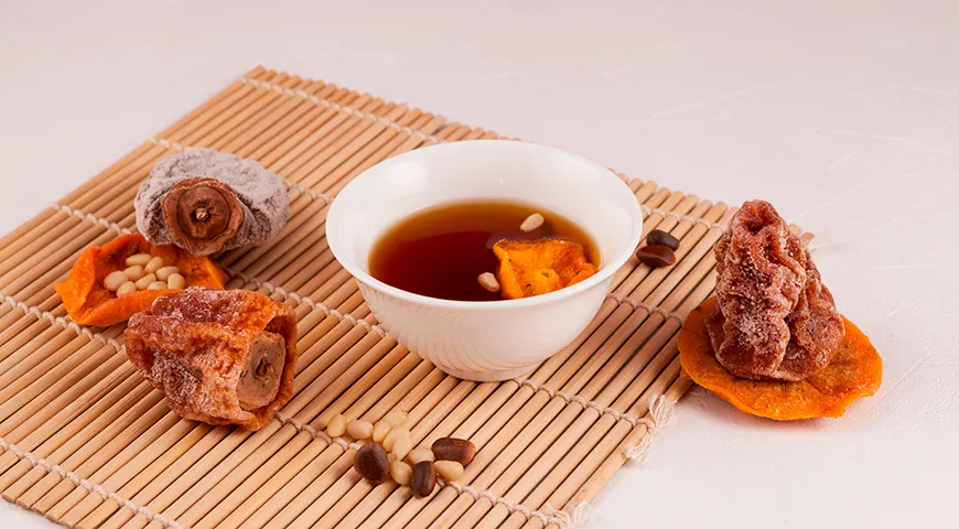 В Корее популярен десертный напиток «суйонгва» — его готовят из вяленой хурмы, имбиря, корицы и кедровых орехов