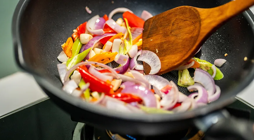 Овощи рекомендуется жарить на сковороде с антипригарным покрытием, с небольшим количеством масла