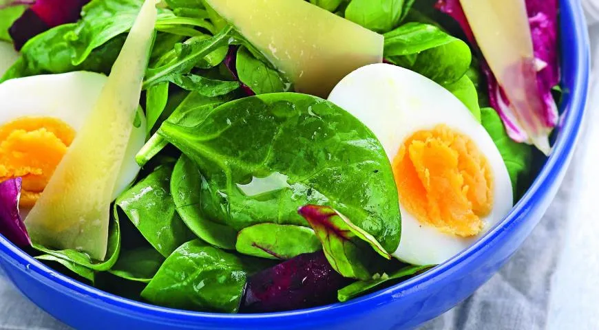 Зеленый салат с яйцами и сыром