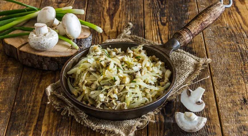 Солянка из капусты с грибами на сковороде