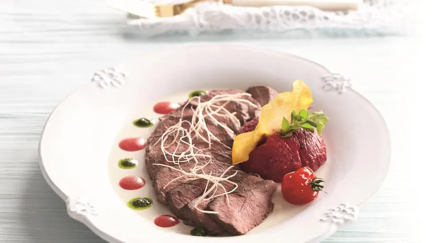 Ростбиф из изюбря со свекольным муссом