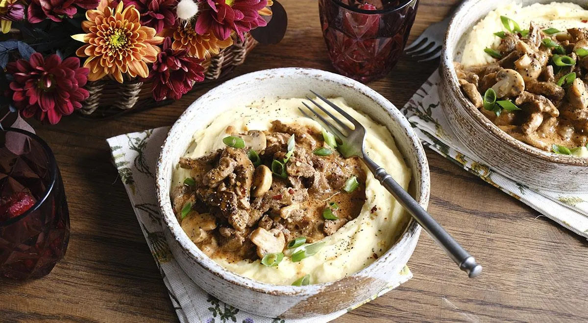 Бефстроганов классический из говядины со сметаной