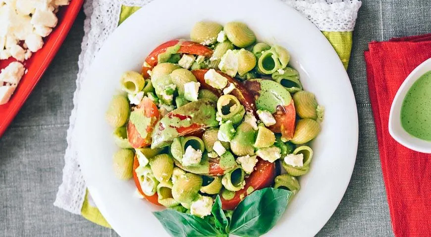 Летний салат из пасты с помидорами
