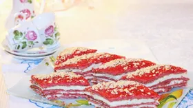 Пирожное с орехами и кремовой начинкой