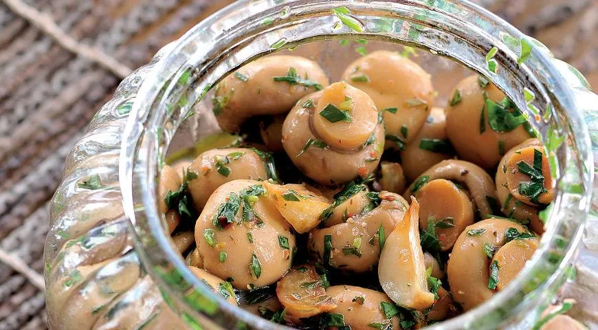 Маринованные шампиньоны в соевом соусе с чесноком и укропом