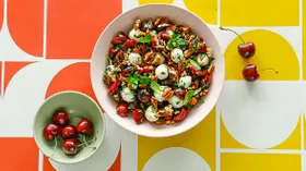 Салат с черешней, моцареллой и орехами пекан