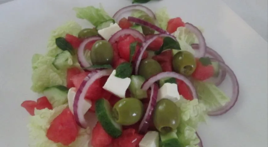Салат из арбуза с фетой