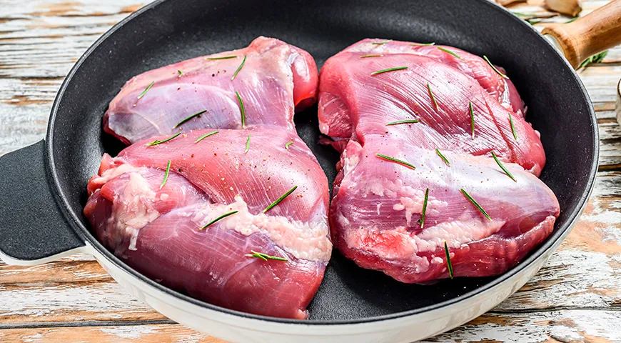 Цвет свежего филе бедра индейки — от насыщенно-розового до красноватого, но обязательно равномерный