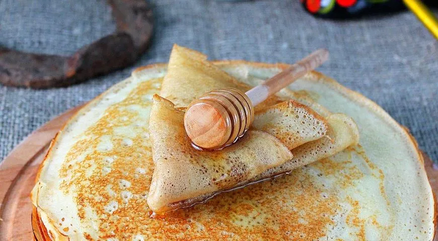 Простые дрожжевые блины на молоке