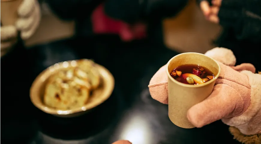 Стаканчик горячего глинтвейна согреет в морозный день