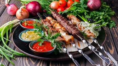 20 домашних соусов для шашлыка, которые сделают мясо еще вкуснее