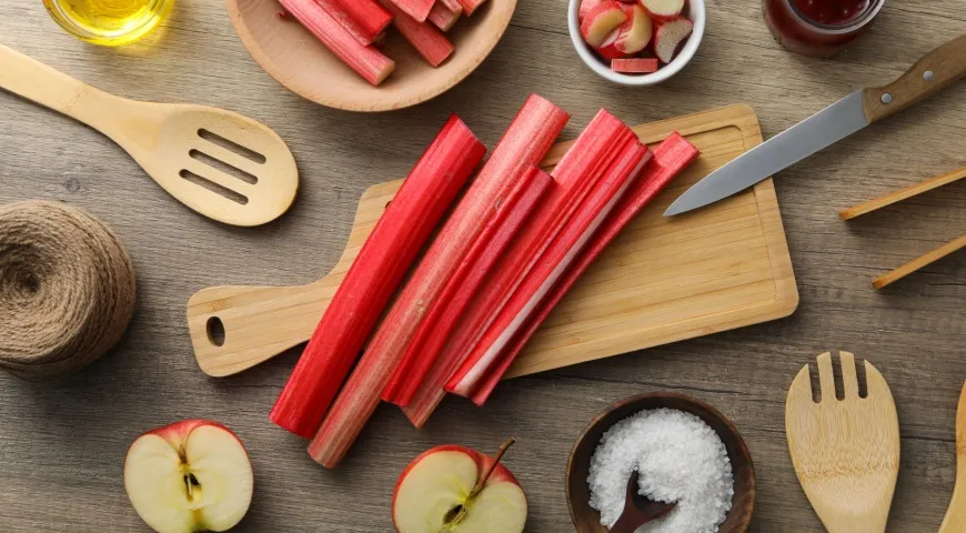 Пироги с ревенём, подборка лучших рецептов