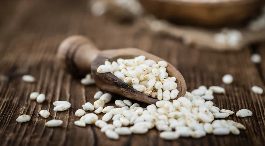 Свежий воздушный рис должен отличаться однородным цветом — чистым белым или светло-кремовым оттенком, без видимых желтоватых или сероватых пятен