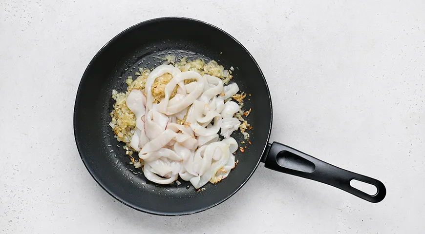 Паста с кальмарами и креветками в сливочном соусе