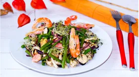 Овощной салат с морепродуктами и пророщенными зернами
