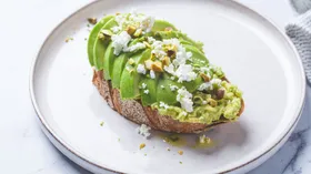 Как приготовить тост с авокадо: шеф-повар раскрыла 3 лайфхака для вкусного и красивого завтрака