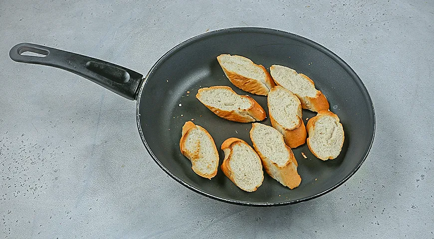 Кростини с салями, оливками и артишоками