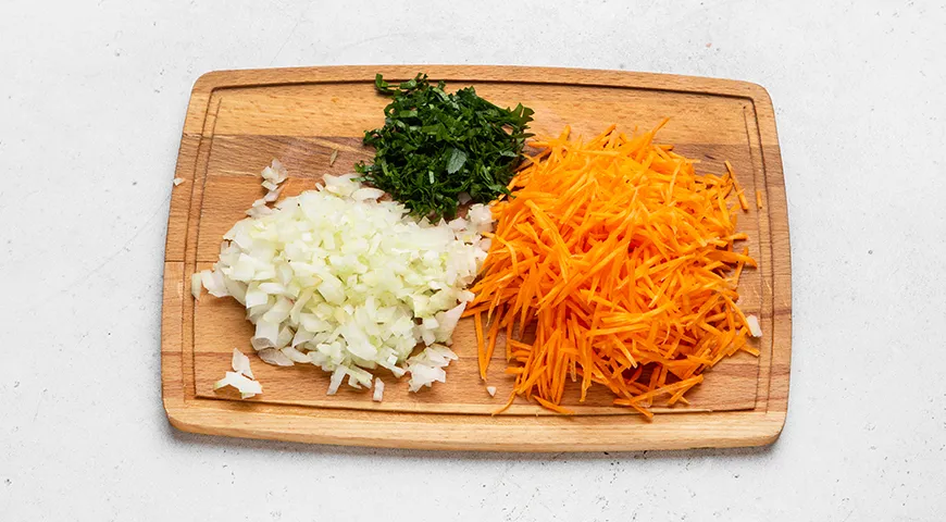 Куриное филе со сметаной и морковкой на сковороде