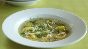 Куриный суп с горошком, луком-пореем и укропом